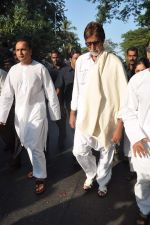 Amitabh Bachchan, Anil Ambani at Bal Thackeray funeral in Mumbai on 18th Nov 2012 (381).JPG